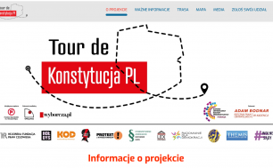 Na zdjęciu widzimy napis TOUR DE KONSTYTUCJA PL i grafikę symbolizjącą przebieg drogi konstytucji na kształt kraju RP